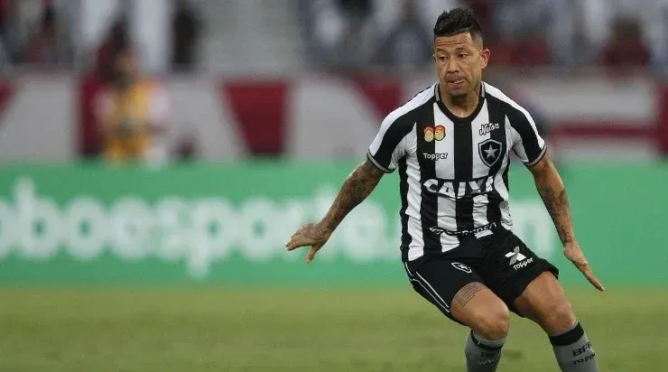 Leo Valencia chegou com status de titular absoluto – Foto: Vitor Silva/Botafogo.