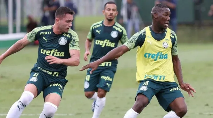 Luan Silva (esq) teria recebido sondagem de clube alemão – Foto: Cesar Greco/Palmeiras.