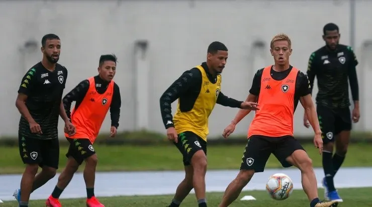 Botafogo não deve voltar aos trienos nas próximas semanas. Foto: Vitor Silva/ Botafogo