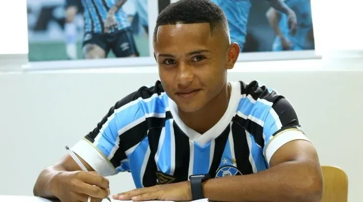 Guilherme assinou contrato até 2024 – Foto: Divulgação/Grêmio.