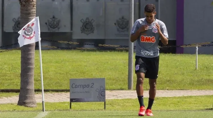 Pedrinho está aguardando chamada do Benfica para partir rumo à Portugal.