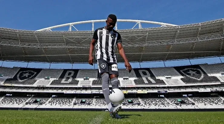 Kalou mostrou habilidade na apresentação – Foto: Vitor Silva/Botafogo.