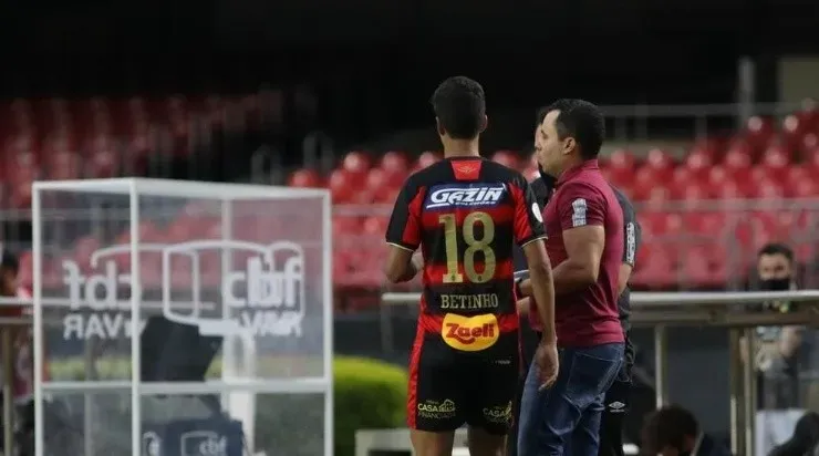 Betinho conversa com Jair Ventura antes de fazer seu retorno após 2 meses:Foto: Gustavo Amorim / Sport Club do Recife