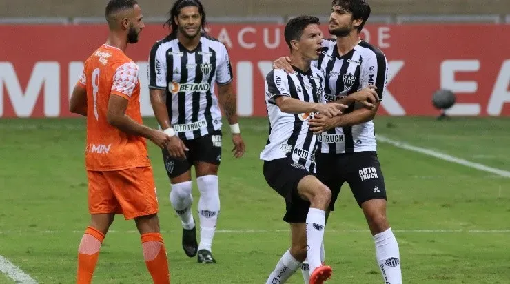 Nacho, Rabello e Hulk: trio marcou em vitória sobre o Coimbra (Foto: Fernando Moreno/AGIF)