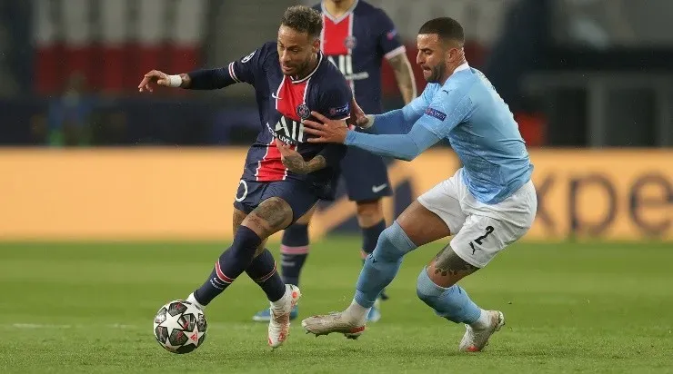 Disputa de bola entre Neymar e Walker (Foto: Getty Images)