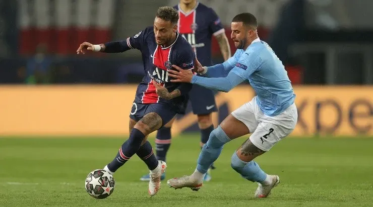 Neymar e Walker em disputa de bola (Foto: Getty Images)