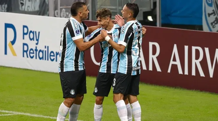 Jogadores do Grêmio comemoram gol diante do Aragua (Foto: Maxi Franzoi/AGIF)