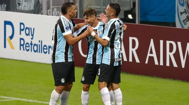 Jogadores do Grêmio comemoram gol diante do Aragua (Foto: Maxi Franzoi/AGIF)