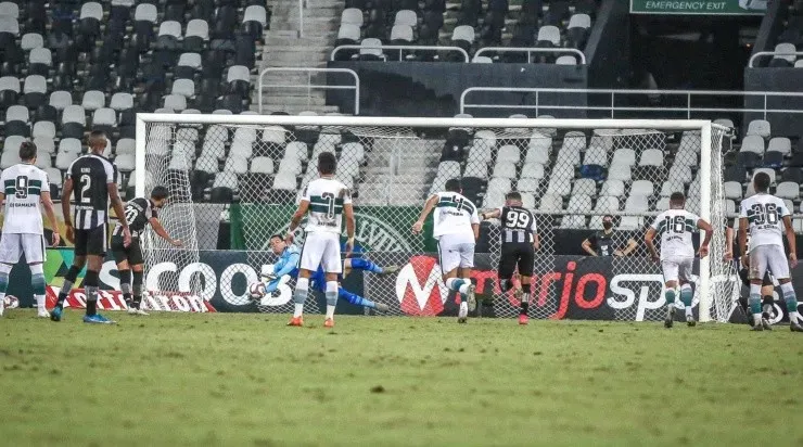 Wilson pegou o pênalti, mas Botafogo marcou no rebote (Foto: Divulgação/Site Oficial do Coritiba)
