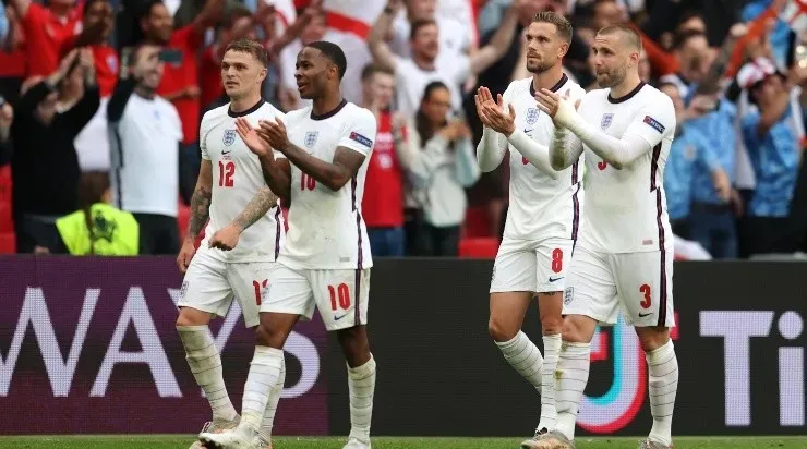 Jogadores ingleses comemoram gol diante da Alemanha (Foto: Getty Images)