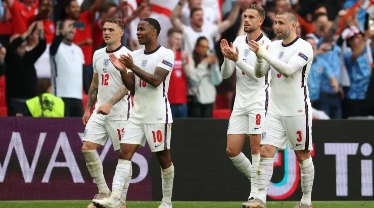 Jogadores ingleses comemoram gol diante da Alemanha (Foto: Getty Images)