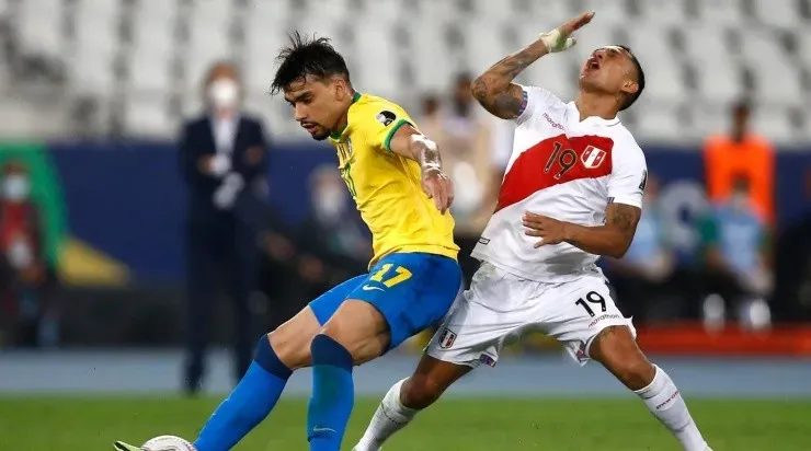 Jogadores de Brasil e Peru disputam a bola dentro de campo (Foto: Getty Images)