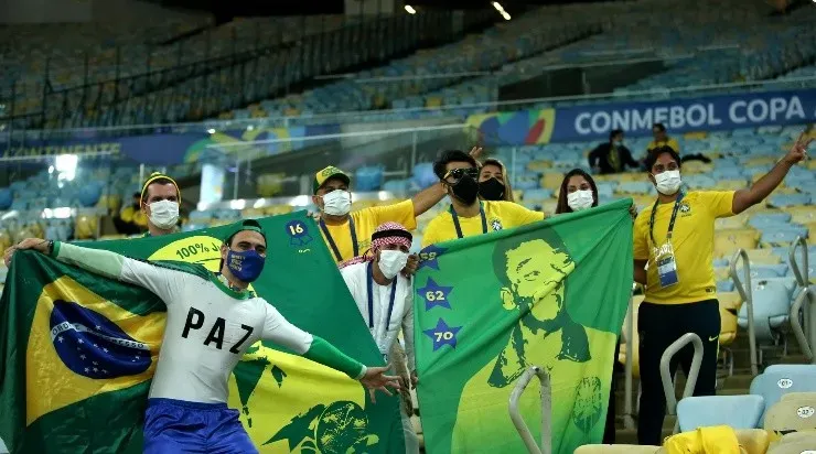 Torcedores brasileiros fazem festa no Maracanã (Foto: Getty Images)
