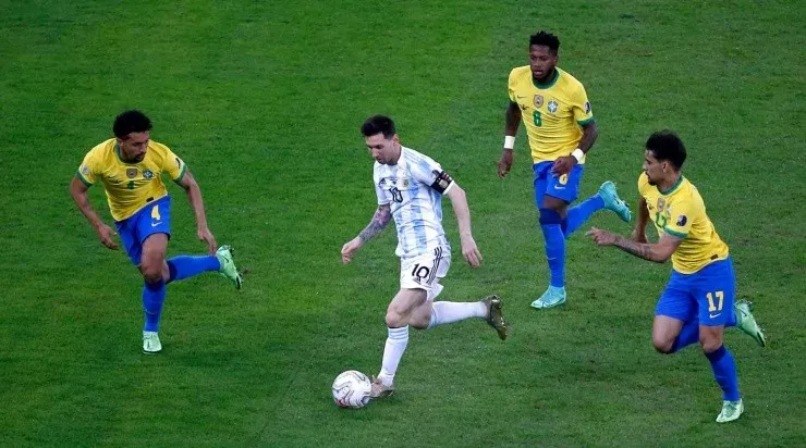 Messi é cercado por três marcadores brasileiros (Foto: Getty Images)