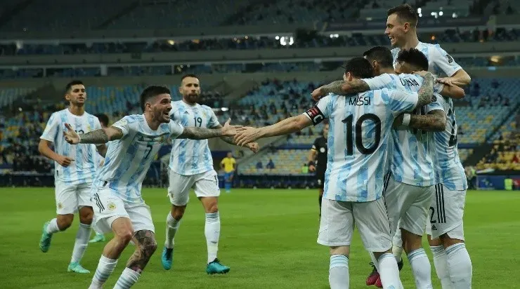 Jogadores da Argentina comemoram o gol de Di María (Foto: Getty Images)