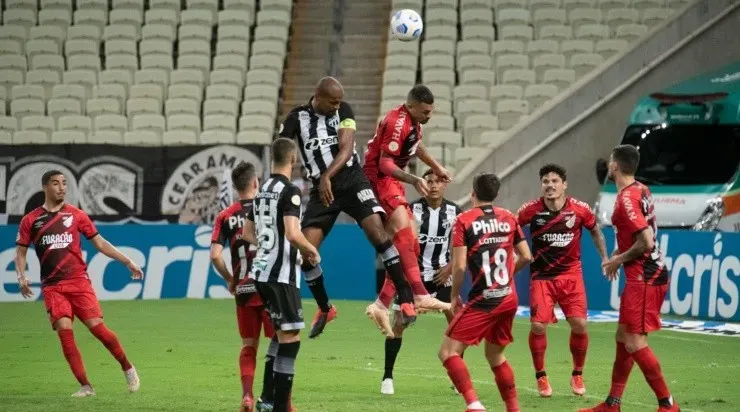 Na Arena Castelão, Furacão perdeu por 1×0 para o Ceará (Foto: Kely Pereira/AGIF)