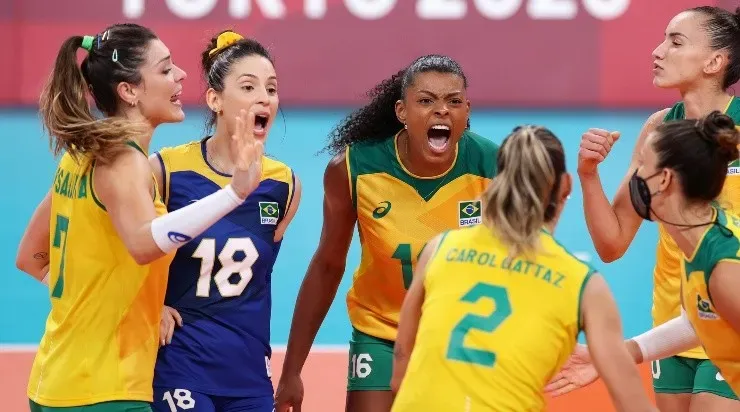 Jogadoras brasileiras comemoram ponto diante do Comitê Olímpico Russo (Foto: Getty Images)