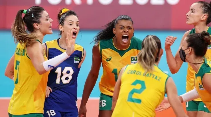 Jogadoras do Brasil comemoram ponto diante do Comitê Olímpico Russo (Foto: Getty Images)