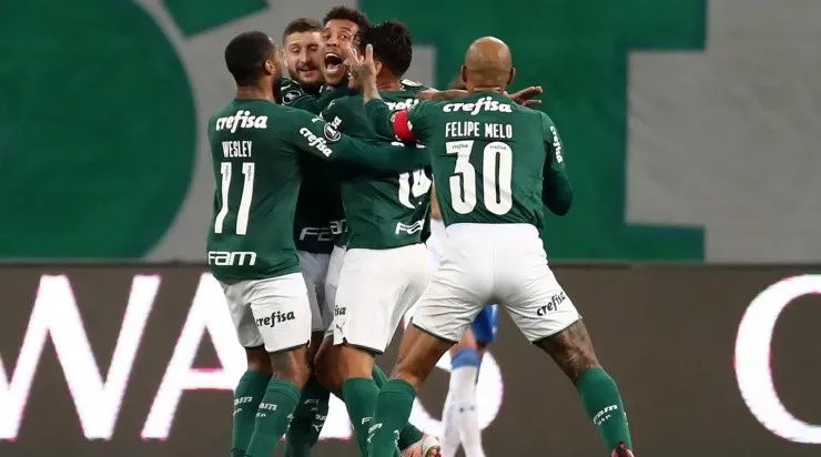Jogadores do Palmeiras comemoram gol diante da Universidad Católica (Foto: Getty Images)