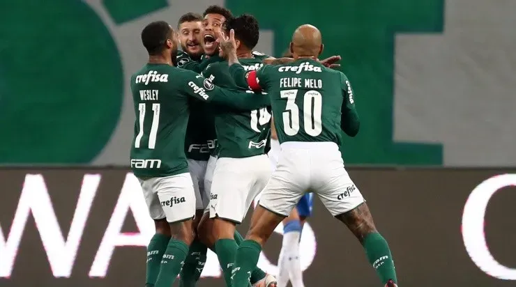 Jogadores do Palmeiras comemoram gol diante da Universidad Católica (Foto: Getty Images)