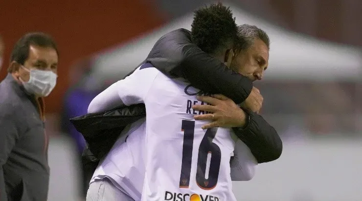 Reasco comemora com o treinador o gol marcado em Quito (Foto: Getty Images)
