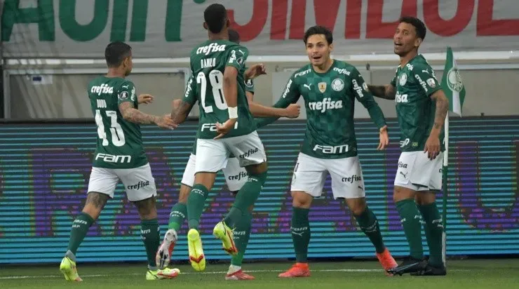 Jogadores do Palmeiras comemoram gol diante do São Paulo (Foto: Getty Images)