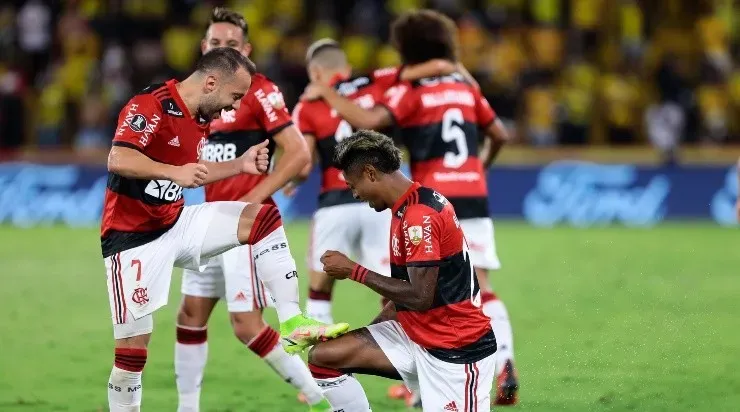 Jogadores do Flamengo comemoram gol contra o Barcelona (Foto: Getty Images)