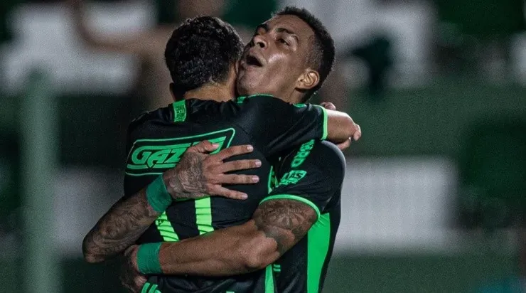 Jogadores do Goiás comemoram gol (Foto: Heber Gomes/AGIF)