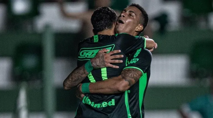 Jogadores do Goiás comemoram gol (Foto: Heber Gomes/AGIF)