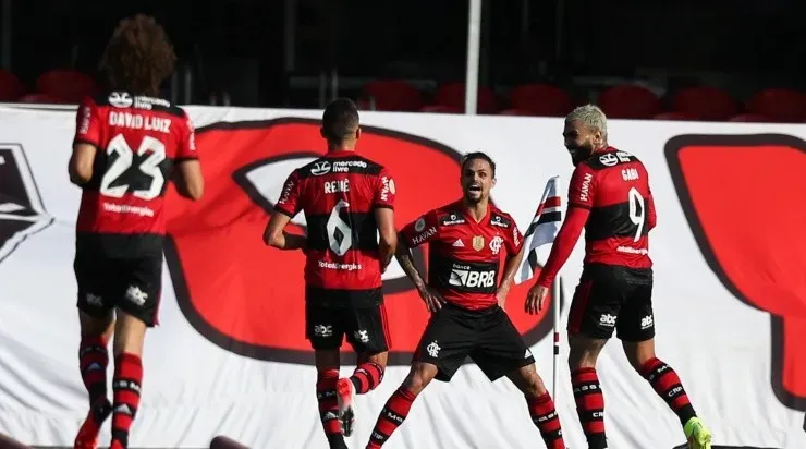 Jogadores do Flamengo comemoram gol contra o São Paulo (Foto: Getty Images)