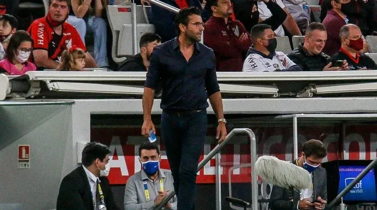Foto: Gabriel Machado/AGIF – O treinador deseja permanecer no Furacão