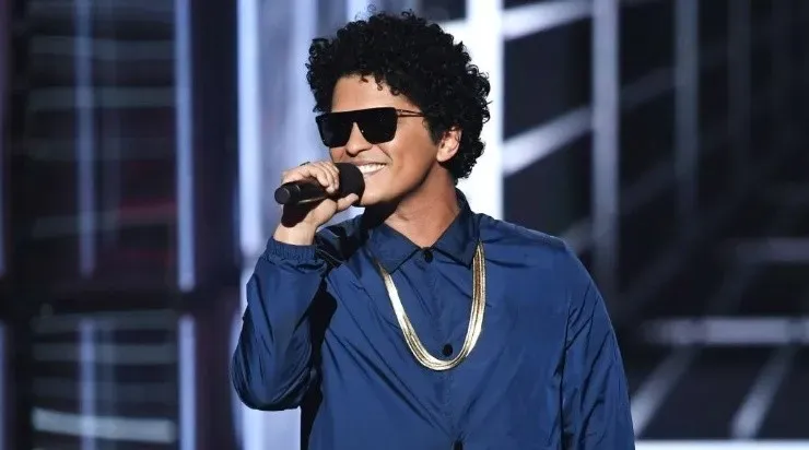 (Photo by Kevin Winter/Getty Images) – Bruno Mars se apresentando no Bilboard Music Awards 2018.