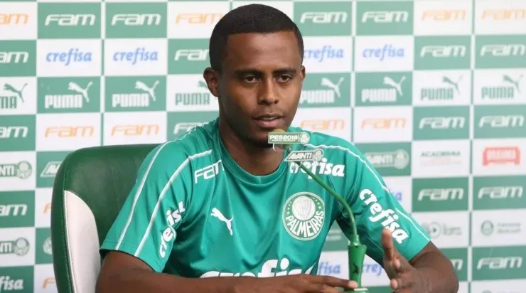 Carlos Eduardo, que pertence ao Palmeiras, mas está emprestado ao Athletico Paranaense, está na mira do Botafogo. Foto: César Greco/ Palmeiras