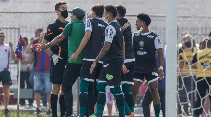 Foto: Robson Mafra/AGIF – Expulsão de Alef Manga causou tumulto entre o quarto árbitro e os jogadores do Coxa