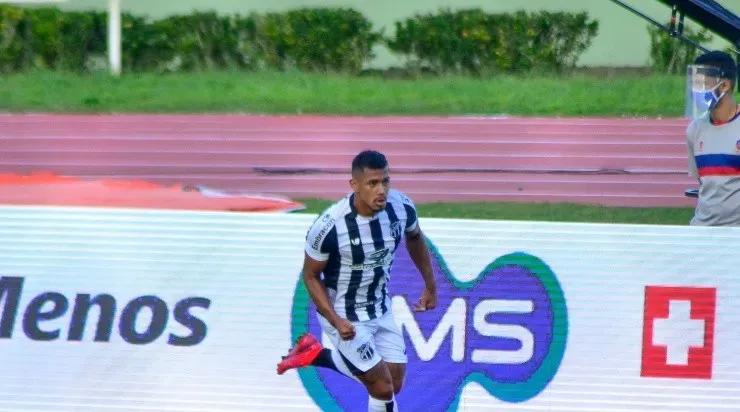 Fernando Sobral não deve mais jogar no Santos. Foto:     Jhony Pinho/AGIF