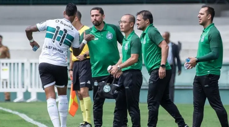 Foto: Robson Mafra/AGIF – Alef Manga e Morínigo: atacante marcou o 1º gol do Coxa na Série A de 2022