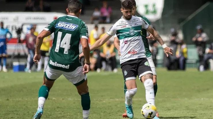 Foto: Robson Mafra/AGIF – Fabrício Daniel: estreou com a camisa do Coxa diante do Goiás