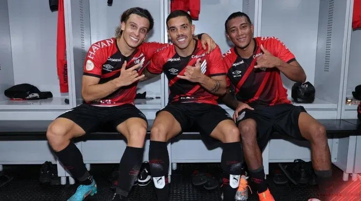 Foto: Divulgação/Athletico – O número de gringos no elenco obriga o técnico a realizar cortes