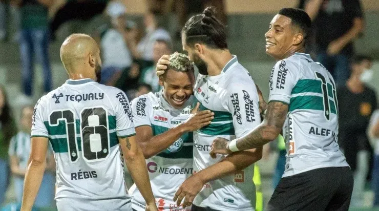 Léo Gamalho pediu mais atenção ao elenco do Coritiba para a sequência da temporada. FotoRobson Mafra/AGIF