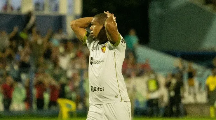 Aldo Carvalho/AGIF – Rodrigão em ação pelo Sport.