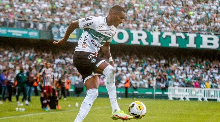 Matheus Alexandre só terá sua situação definida no Coritiba quando seu contrato estiver perto do fim. Foto:     Gabriel Machado/AGIF