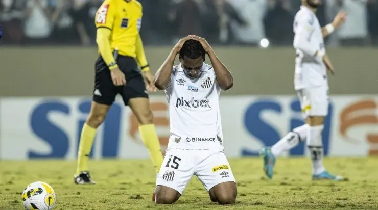 Raul Baretta/AGIF – Bryan Angulo foi alvo de fortes críticas no Santos.