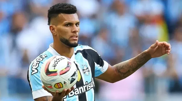 Foto: Pedro H. Tesch/AGIF – Rodrigues também pode desfalcar o Grêmio.