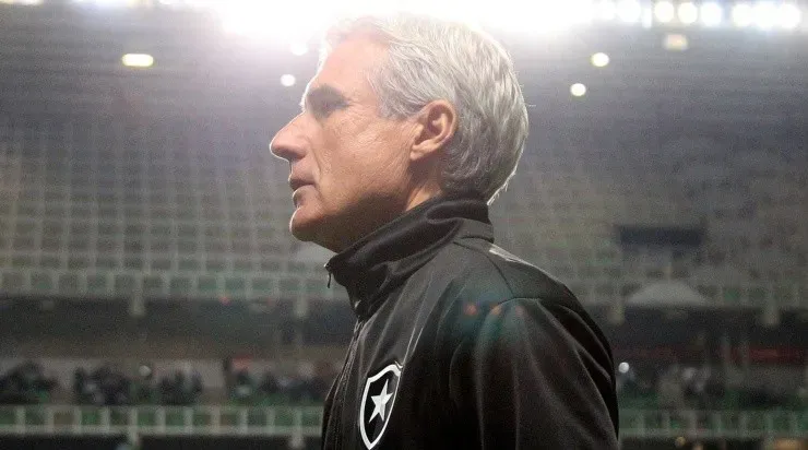 Foto: Vitor Silva/Botafogo/Divulgação – Luís Castro: esquema utilizado pelo treinador irritou Gerson