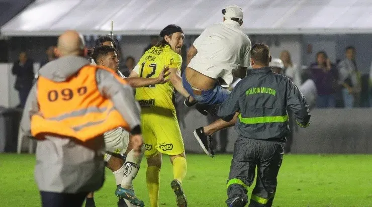 Foto: Fernanda Luz/AGIF – Cássio foi agredido pelo torcedor do Santos.