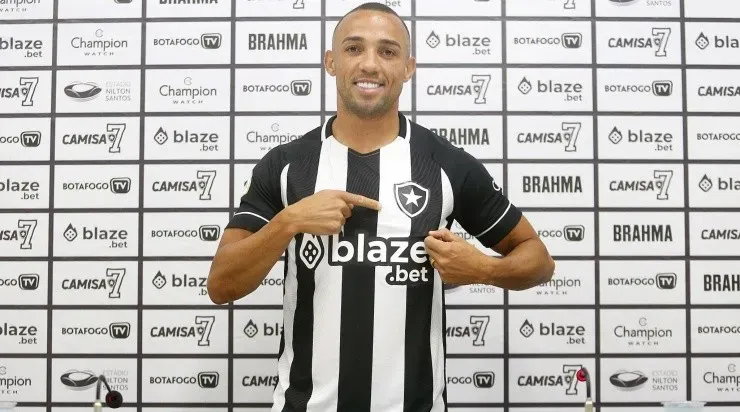 Foto: Vitor Silva/Botafogo/Divulgação – Marçal: lateral pode ser titular contra o Santos
