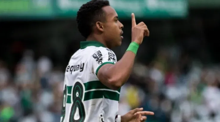 Foto: Robson Mafra/AGIF – O atacante é o grande destaque do Coritiba em 2022