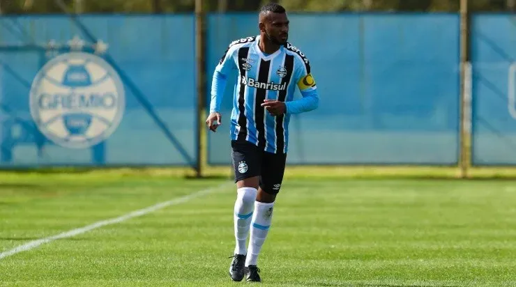 Foto: Renan Jardim / Grêmio FBPA / Divulgação – Leonardo Gomes: defensor foi capitão e destaque do Grêmio