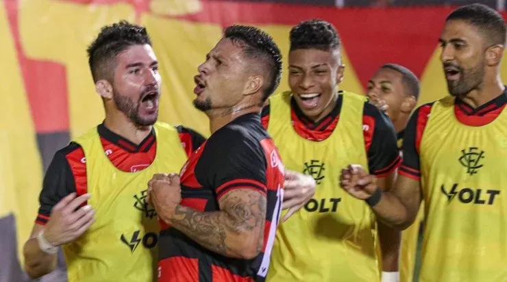 Renan Oliveira/AGIF – Rafinha comemorando com seus companheiros de time