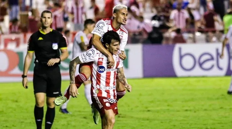 Foto: Rafael Vieira/AGIF – Momento da comemoração do último gol do jogo.